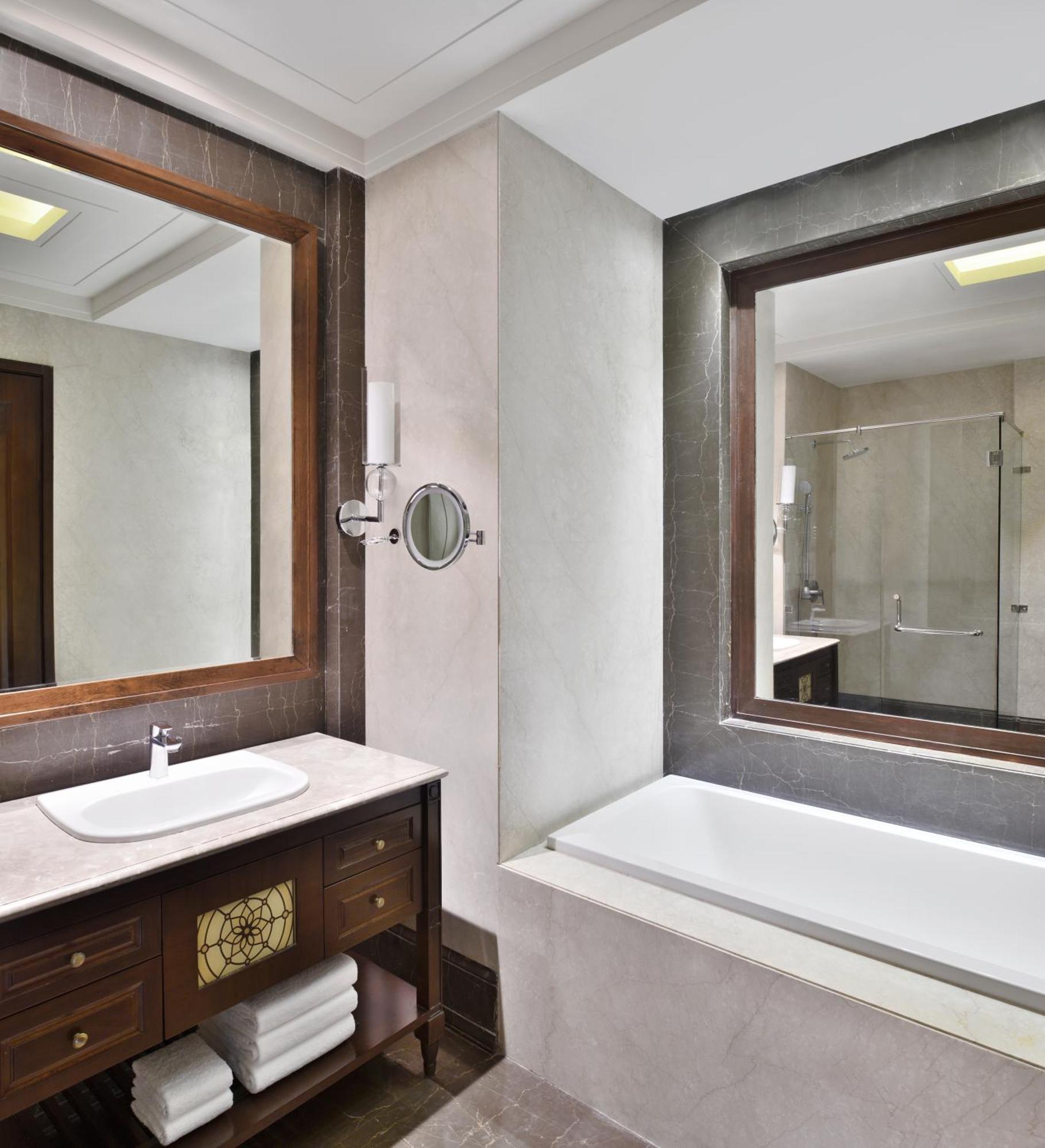 Sheraton Grand Palace Indore Exterior photo