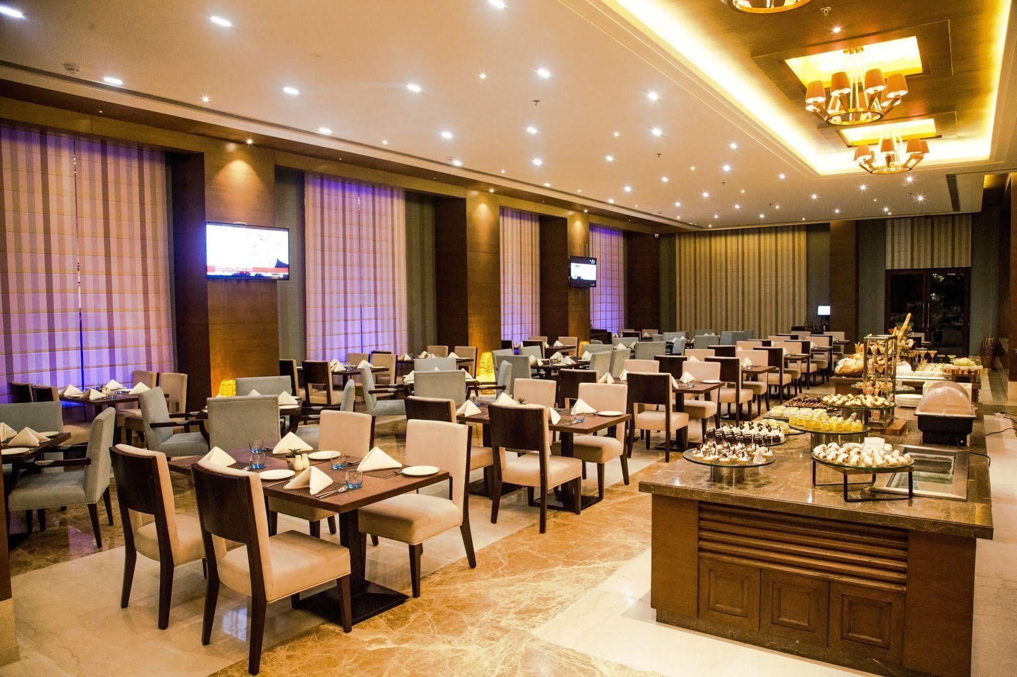 Sheraton Grand Palace Indore Exterior photo